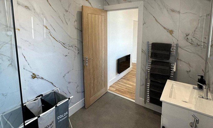 Trafford Apartment | 6 Guests-free Parking-20min Manchester City Centre