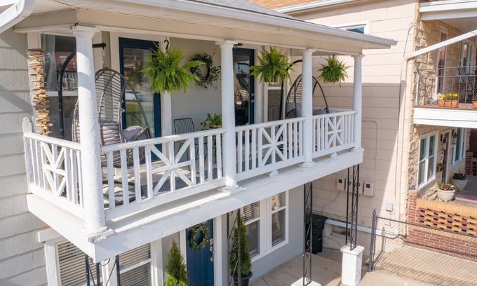 Columbus Park House | 6 KING Beds + Walk to Streetcar + Balcony