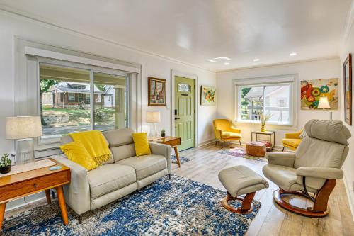 Kansas City House | 6 Mi to Arrowhead Stadium Charming Home with Porch!
