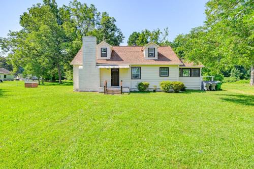 Hidden Valley House | 6 Mi to Dtwn Charming Home with Yard in Charlotte