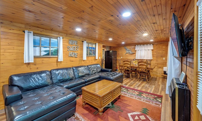Robbinsville Cabin | 6 Mi to Town: Robbinsville Apt w/Deck & Grill
