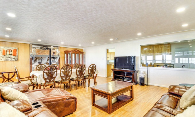 Northwest Heights House | 6 Mi to UNM: Albuquerque Family Abode w/Views!