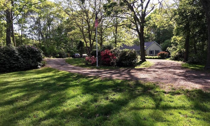 South Kingstown House | 6 min to Beach, 4 Bdr. 2 Bath, Sun Room, Large Deck, Park Like Setting Ctrl. AC