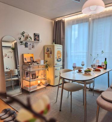 Sunginil-tong Apartment | 6 minutes from Dongmyo Station in Jongno, Seoul Naksan Park Bukchon Hanok Village Gyeongbokgung Palace