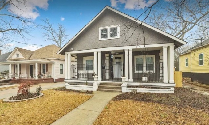Sylvan Hills House | 6 minutes from the iconic Mercedes Benz Stadium, 11-minute drive fromthe airport