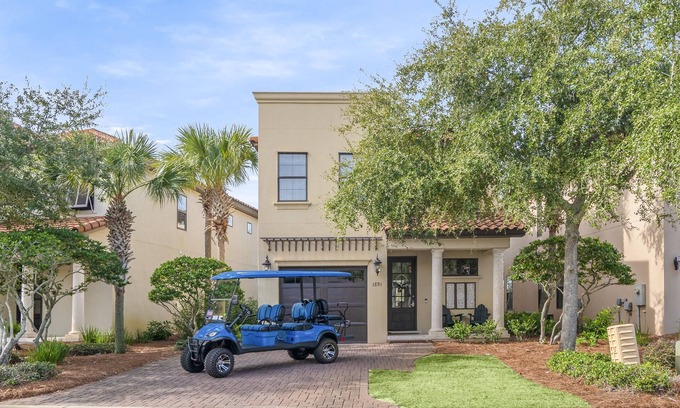 Villa Lago House | 6 Seat Golf Cart ~ Pet Friendly ~ Golf Course View ~ Community Pool