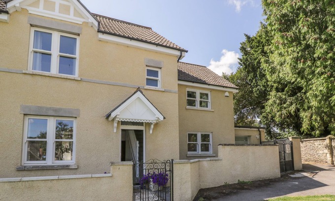 Ozleworth Cottage | 6 THE CHIPPING, pet friendly, with a garden in Wotton-Under-Edge
