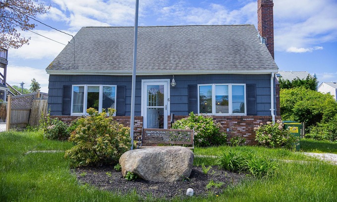 Sandwich House | 6 Tupper - New! 3BR Near Town Neck Beach w/Fenced in Yard, Pet Friendly!
