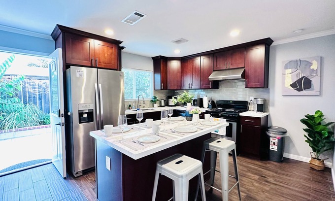 Fullerton Cottage | 600 sqft GARDEN VIEW 10mins to DISNEYLAND Guest House w/Private Entrance