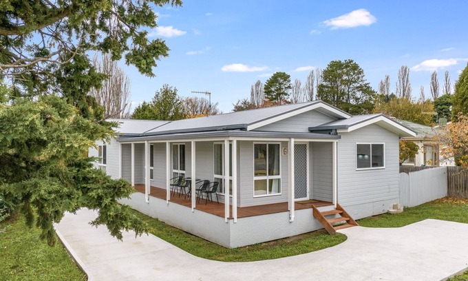 Berridale House | 61 Myack Street - Modern 4BR Home in Berridale l WiFi l Aircon