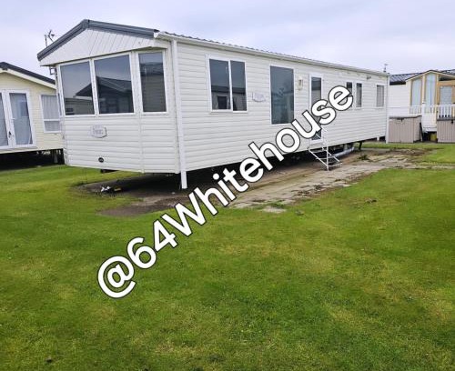 Towyn Apartment | 64 Whitehouse