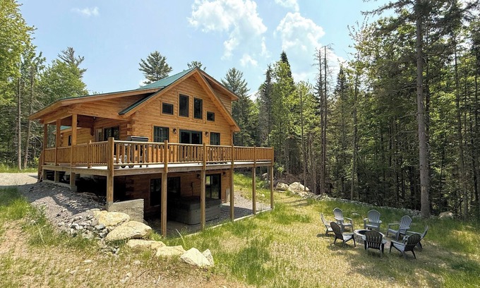 Carroll Cabin | 65PT New Log Cabin in Private Setting. Hot tub, Fire pit, Gym/Pool Access, and Dog Friendly!