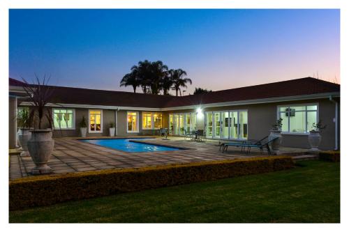 Hilton Bed & Breakfast | 66 On Monzali 4 Star Luxury Guesthouse