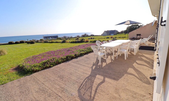 Plozevet Ski Chalet | 697-Villa Hent Kost 100m from the sea