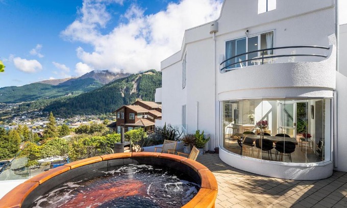 Queenstown City Centre Villa | 6b Edinburgh by Staysouth