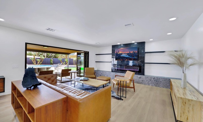 Paradise Villa | 6BD/5BA Ultimate Luxury Retreat/Pool, Sports Courts, Putting Green/13 BEDS