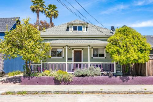 Westside Santa Cruz House | 6BD Downtown House Walk to Beach Boardwalk