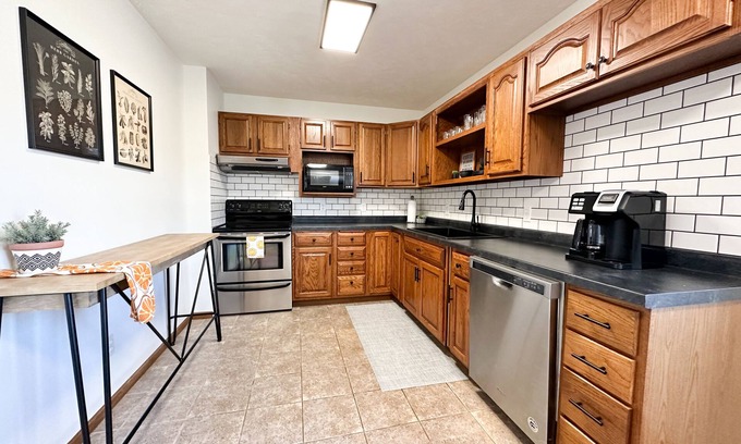Kearney House | 6BR/2.5BA Home on Retreat-like Acreage