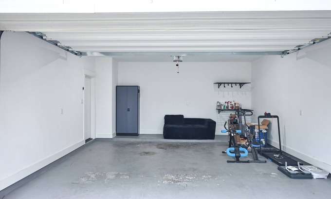 South Central Houston Villa | 6BR Funhouse w/Court, Pool Table Dining & TV in Every Bedroom