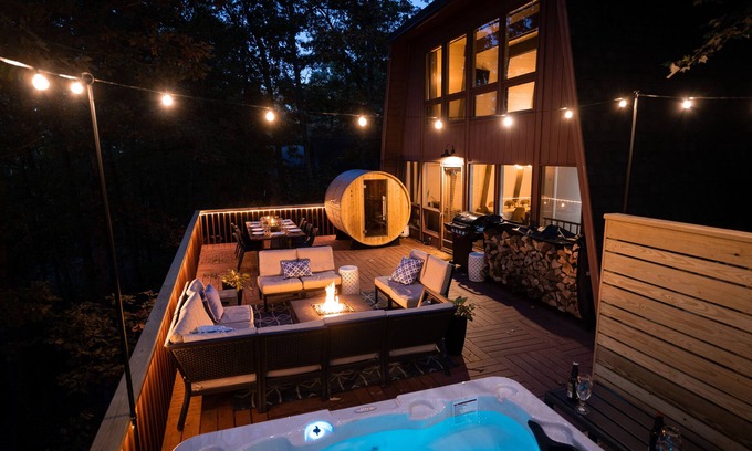 Massanutten Ski Chalet | 6BR Modern Massanutten Chalet with Hot Tub, Sauna