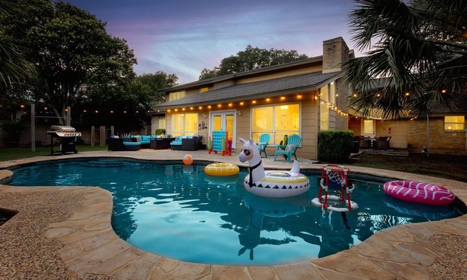 Vance Jackson House | 6BR Pool & Game Arcade | Family + Dog Friendly