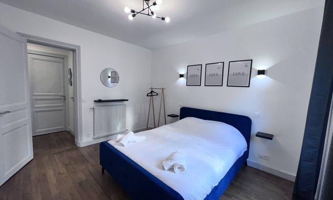 Quartier de la Chapelle Apartment | 6P - 2BR - Paris 18