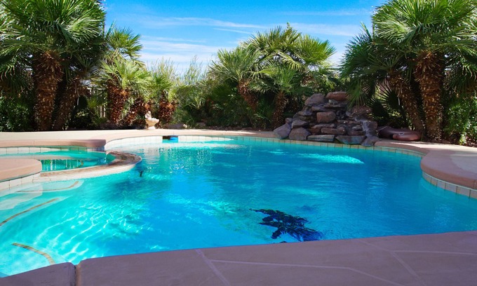 Paradise Villa | 6x4 Lux Villa w/heated pool+spa, parking for 4 cars, 5 mins to the Strip