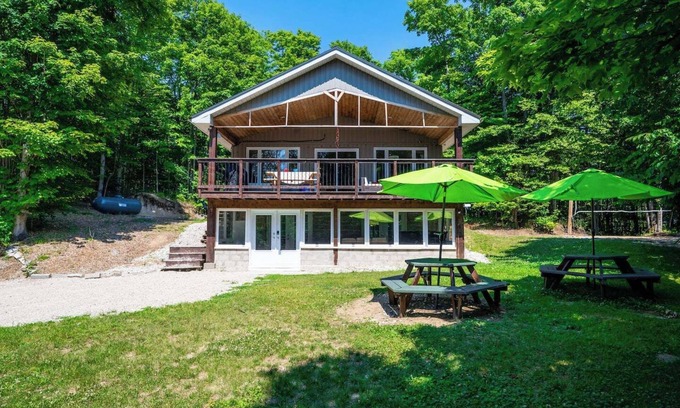 South Bruce Peninsula Ski Chalet | 7-bed w/Starlink , v-ball near beach!