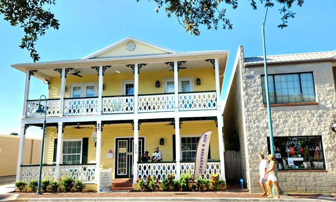Krulder Bed & Breakfast | 7-bedroom Charming B&B Two Blocks from New Smyrna Beach