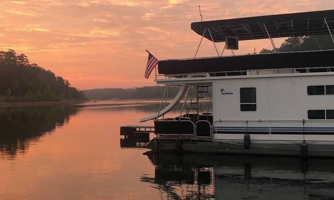 Royal Boat Rental | 7 bedroom houseboat on Lake Ouachita!