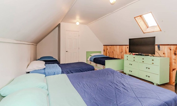 Muskoka Lakes House | 7-bedroom Sun drenched Cottage