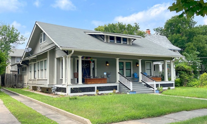Midtown House | 7-bedroom vacation home just 4 minutes drive to River Walk