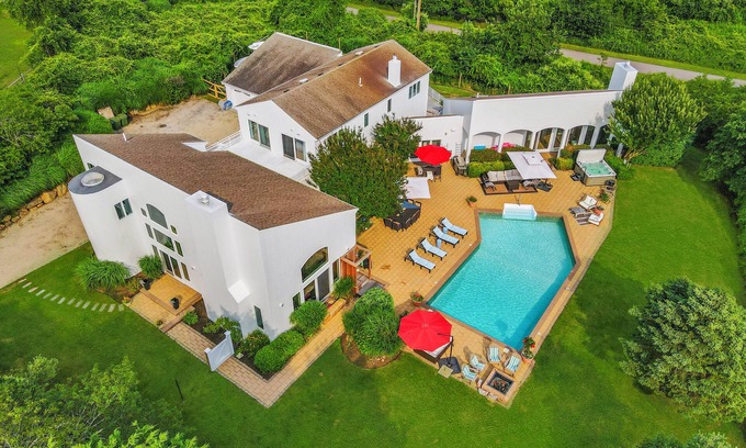 Montauk Villa | 7 Bedroom Villa Retreat Overlooking Lake Montauk