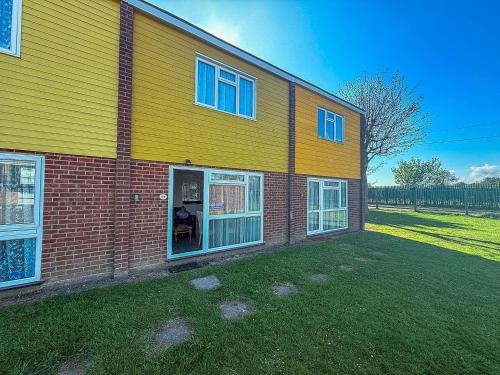 Great Yarmouth Ski Chalet | 7 Berth Chalet Nearby Hemsby Beach In Norfolk Ref 18168B