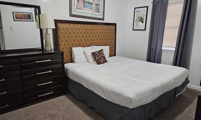 Raleigh House | 7 BR Secluded Compound-Abundant Parking-Minutes from Downtown & Airport.