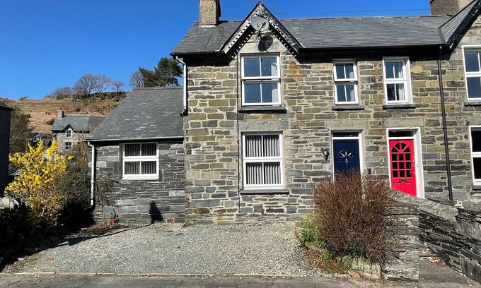 Dolwyddelan Cottage | 7 CASTLE TERRACE, pet friendly, with open fire in Dolwyddelan