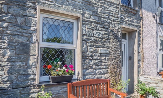 Tanygrisiau Cottage | 7 DOLYDD TERRACE, pet friendly, with open fire in Tanygrisiau