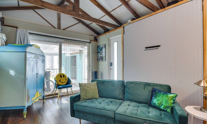 Sun Bay South Apartment | 7 Mi to Dtwn: Studio w/Screened Porch in Tampa