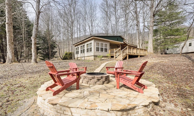 Hayesville Cabin | 7 Mi to Lake Chatuge: Creekside Cabin w/Decks!