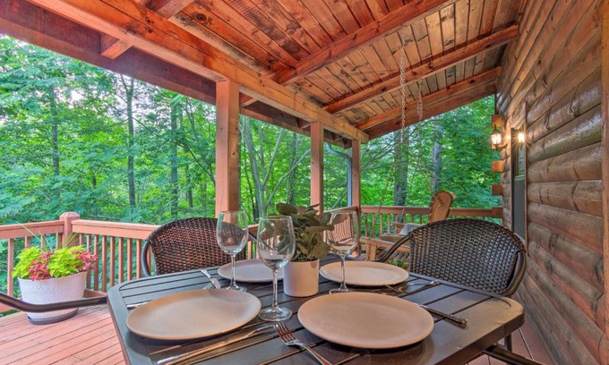 Mars Hill House | 7 Mi to Ski Slopes Mars Hill Cabin with Hot Tub!