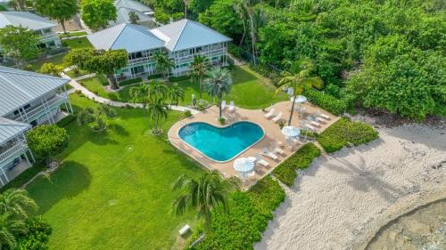 Seven Mile Beach Apartment | 7 Mile Beach, 2BR Ground Floor Oceanfront Condo with Pool and large Patio, Sleeps 6