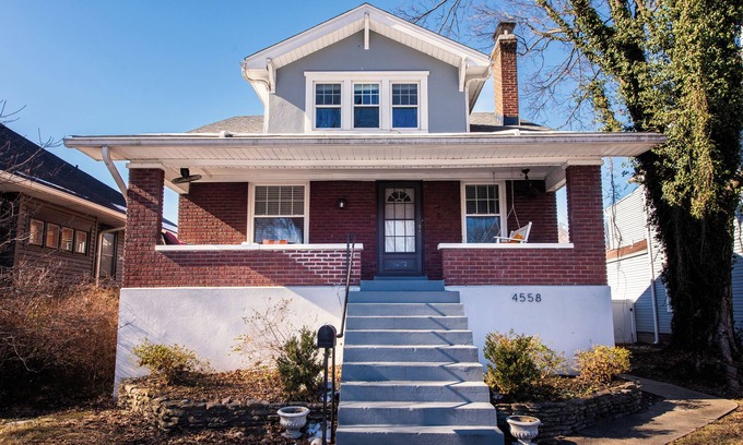 Beechmont House | 7 min to KY Derby-Sleeps 10! Fitness Room, Fully Fenced Yard