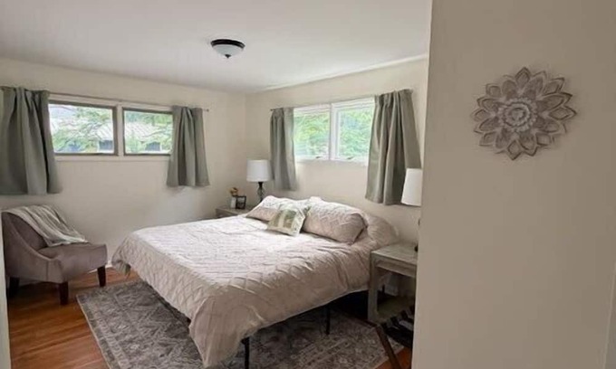 Star City House | *7 Min to WVU*Private Deck*Game Room*Full Kitchen*W/D