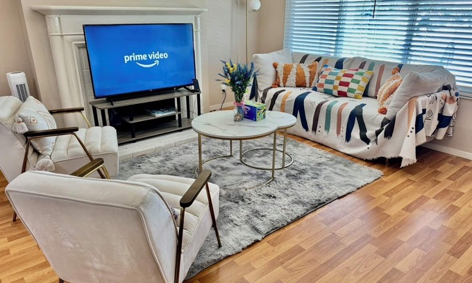Shoreview House | 7 minutes away from SFO！Experience a freshly remodeled modern tranquil residence