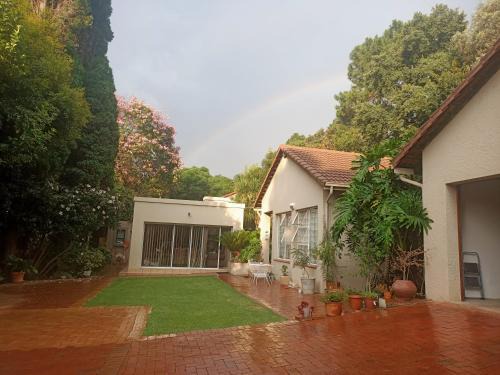Bedfordview House | 7 on school - Cozy guesthouse 15 min drive from airport and close to major highways