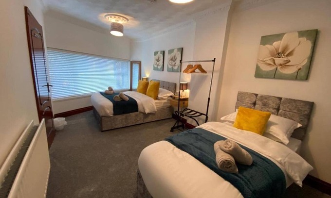 Cwmbrwla Apartment | 7 Person Home Flat W/parking - Near Swansea Centre