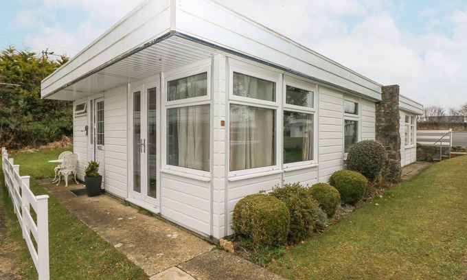 Haverfordwest Cottage | 7 THE WOODLANDS, family friendly, with a garden in Haverfordwest