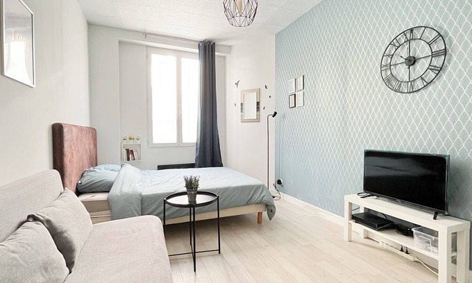 Bagnolet Apartment | 701 Studio near metro and shops