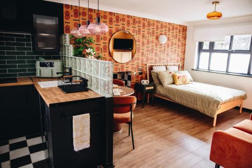 Penarth House | 70s Hideaway Guest Studio for 2 I Private I Self Contained I Near Cardiff