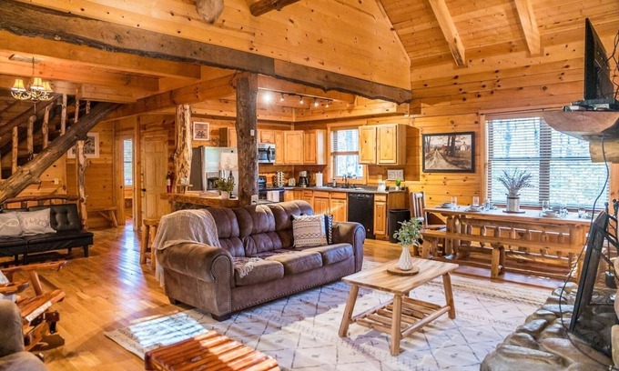 Logan Cabin | 7BR/3BA Cabin, HOT TUB, game room